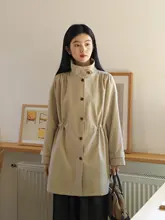 春用 カーキ色 ウエストシェイプ 中長丈 スタンドカラーコート【抗しわ・エレガントなドレープ】