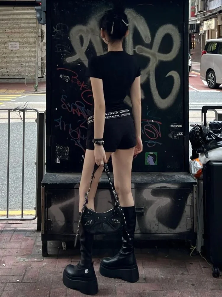 ブラックデニムショートパンツ：タイトフィットで日常を快適に