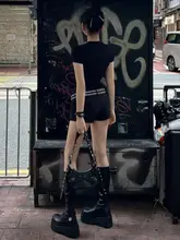 ブラックデニムショートパンツ【低ウエスト・タイトフィット・Aラインデザイン】（セットアップ対応）