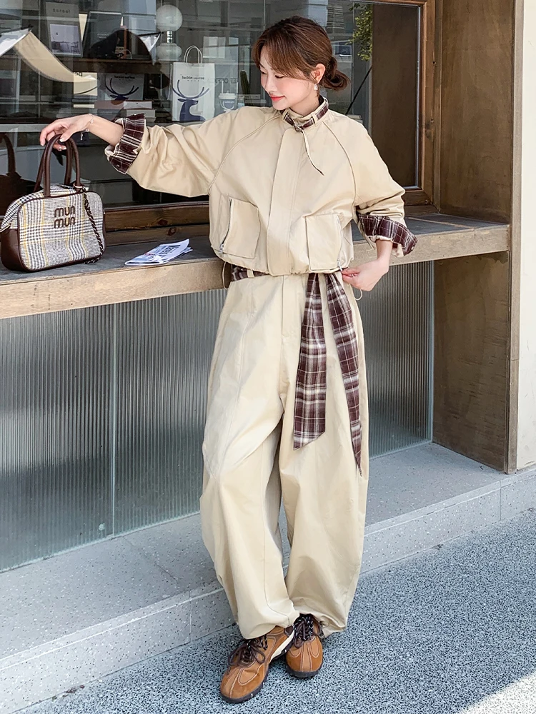 トレンチコートとジーンズのバランスを取るなら、今こそ工装風のカーキセットがおすすめ！
