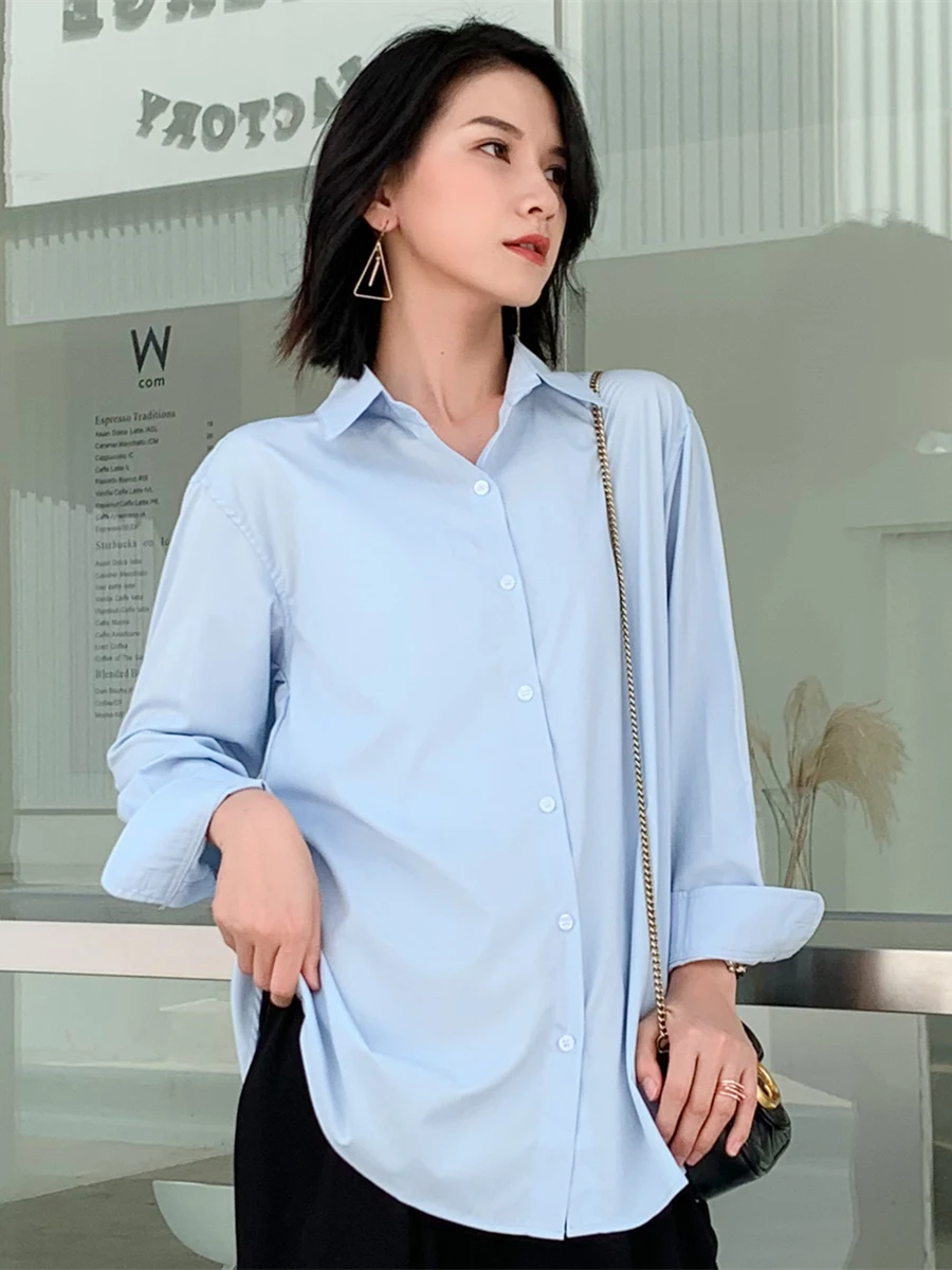 大人可愛い服 50代コーデ 完全ガイド｜シンプルなシャツで実現するバランスの取れた着こなし