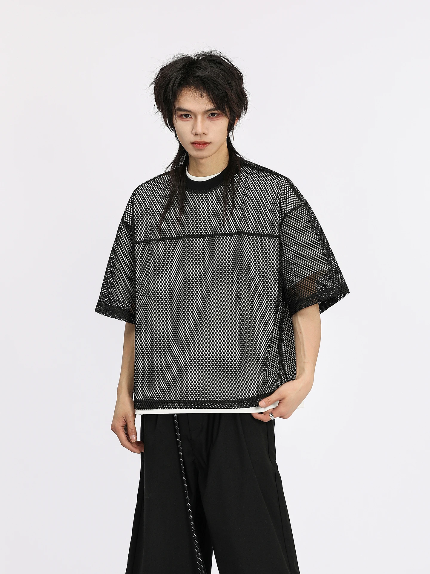 「tシャツの中に着る」が今、なぜ注目されているのか？個性的な都市スタイルのボクシーショートTシャツで答えをつかむ