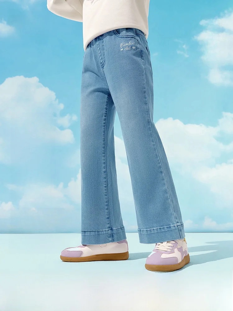 春季用の子供用ストレートデニムパンツ：ミディアムブルーで着こなしをシンプルに