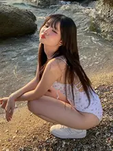 フラワープリントの深Vネック女性用ワンピース水着【背面オープン・ビーチリゾート向け・セクシー】
