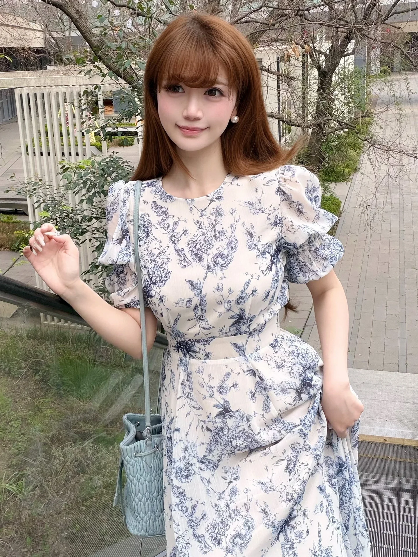 印花のラウンドネック長袖ワンピース：20代から30代女性の春コーデに最適な清楚系ファッション