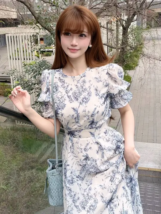 印花のラウンドネックでウエストを絞った長袖ワンピース【春用・清楚系・ファッション感】