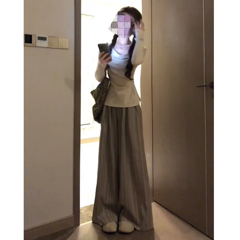 スニーカーに合わせやすいストライプハイウエストワイドパンツのコーデガイド