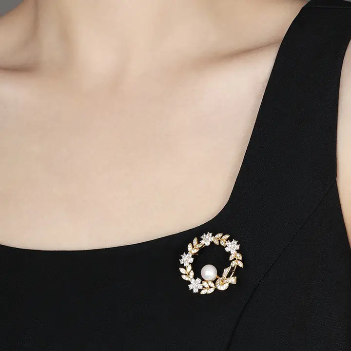 紫色のバイオレットブローチ【高級感あるパールデザイン・秋冬用・華やかなおしゃれ】