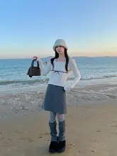 シンプルで可愛い！レース付きサワークリーム風ロングスリーブTシャツ【女性用・四角いネックライン】