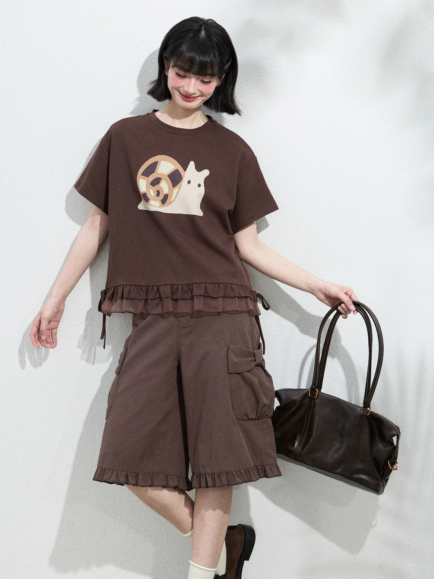 深いコーヒーカラーの七分丈ワイドパンツ：ストリート系ファッション夏の定番アイテムとしての実用性とデザイン分析