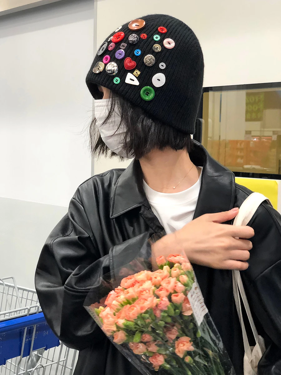 可愛いニット帽を選ぶには？カラフルなボタン付きニット帽が解決する春の着こなし悩み