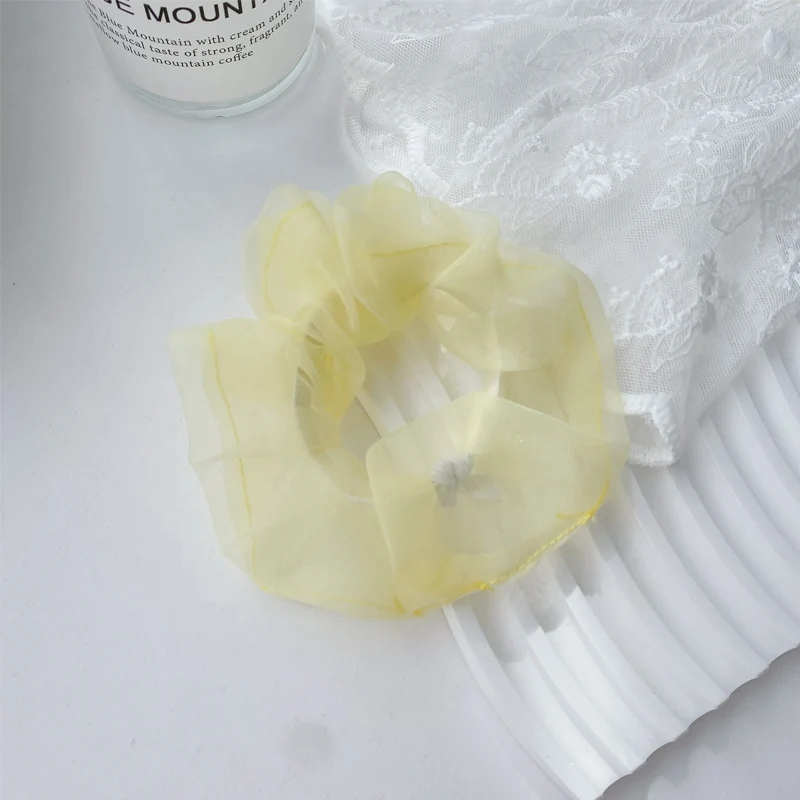 ゆるい ポニーテールに合う、透け感のあるヘアバンドは今、Z世代の心をつかんでいる？