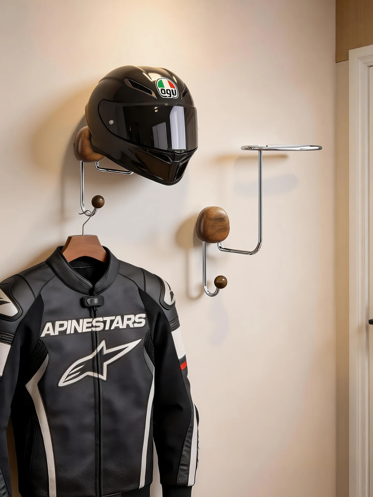 ヘルメットホルダーを選ぶときに迷うのは、本当に「どこに設置するか」なのか？