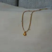 デザインアクセントの金色バラネックレス【個性的でエレガント】