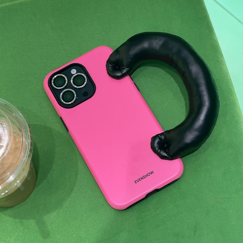 iPhone12 ケース ショルダー 人気モデルを比較するなら、この赤い磁気ハンドストラップケースがおすすめ！