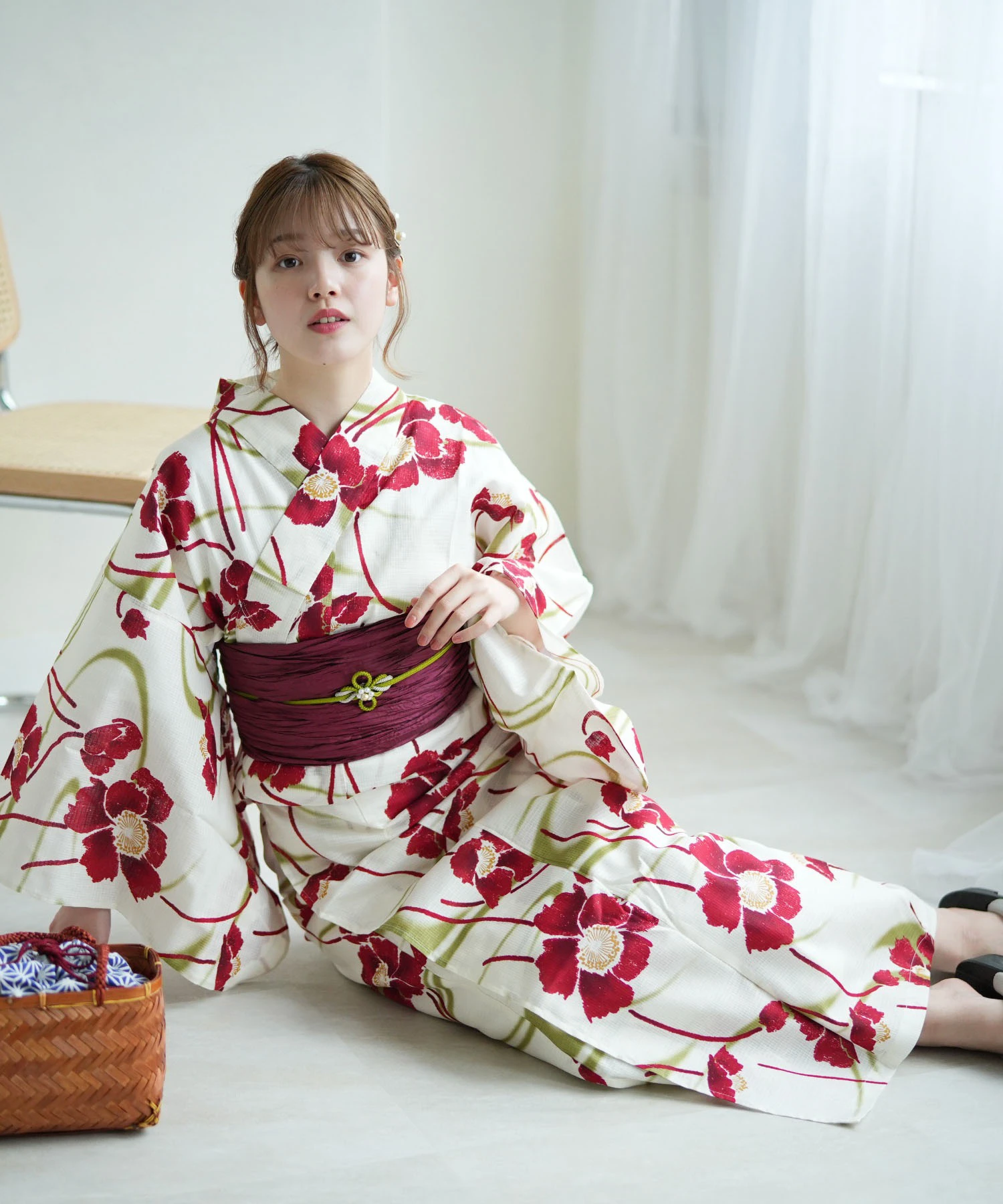 伝統的なスタイルの女性用浴衣：夏の花火大会や日本旅行に最適な純綿製品