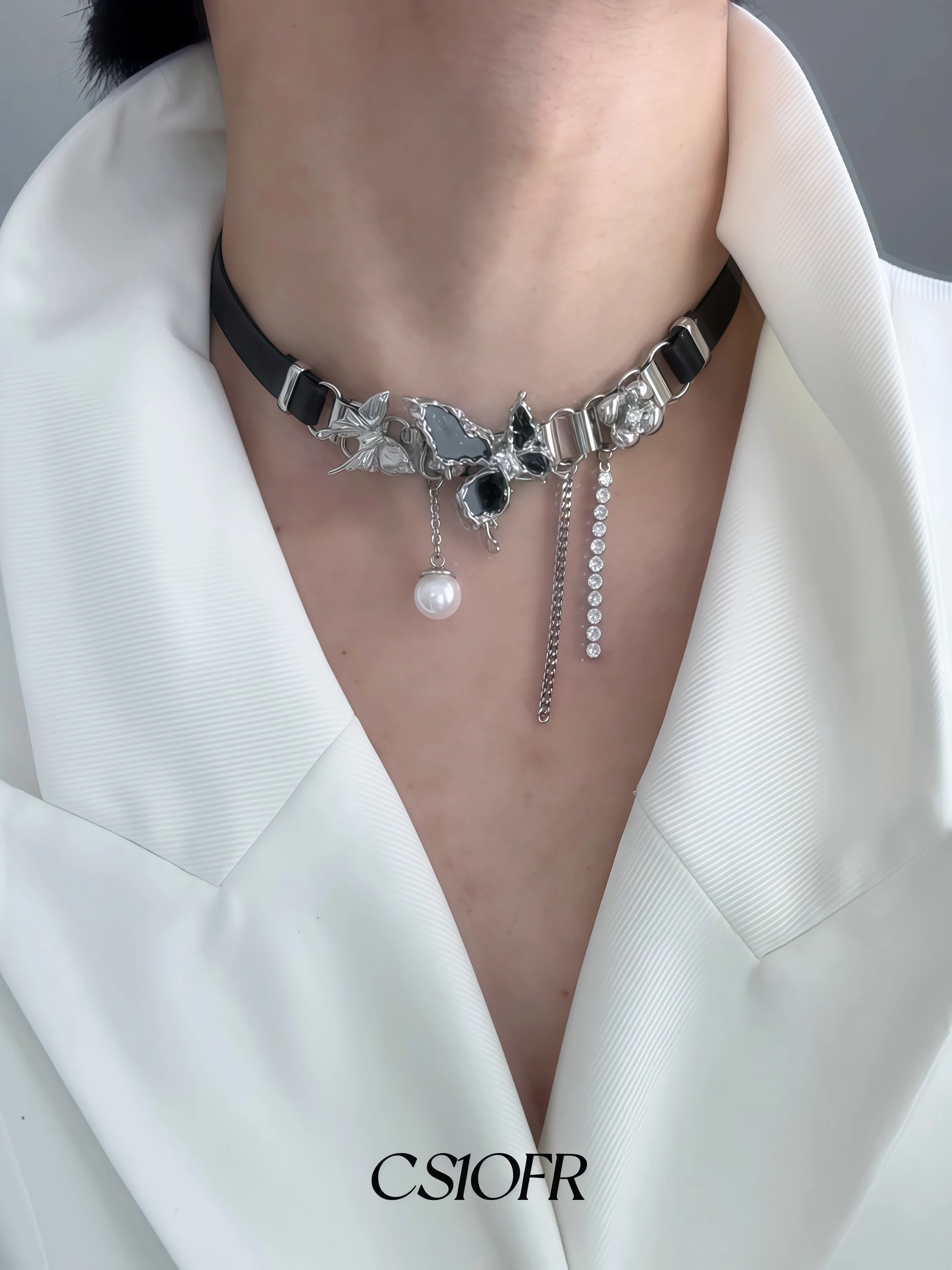 黒の バタフライネックレス：Y2Kスタイルのレザーチョーカーが定義するファッションの再定義