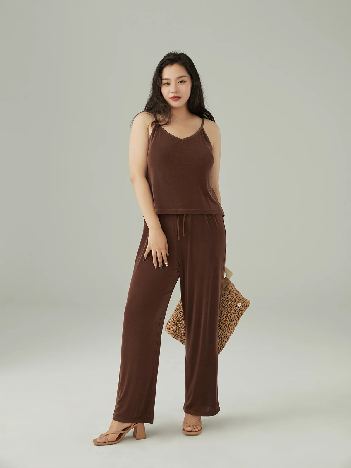 ぽっちゃり女性にぴったりの秋のトップスとパンツは？