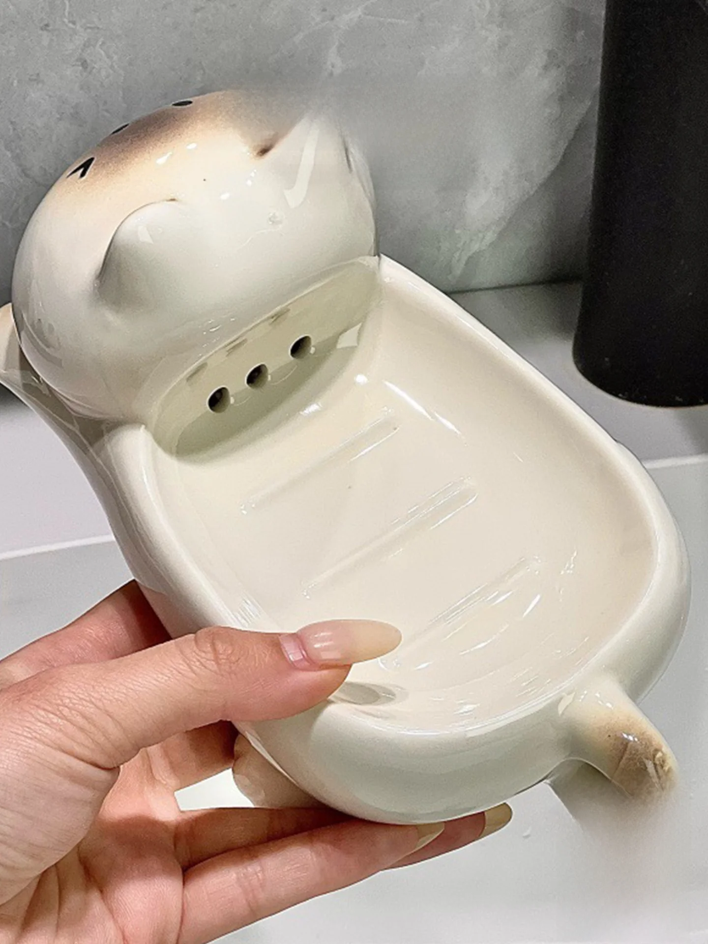 軽量陶器製 洗面器：穴あけ不要・水切り設計でシンプルな日常洗浄を実現
