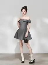 グレーのオフショルダーAラインワンピース【高級感ある夏用・ウエストシェイプ・フレアスカート】