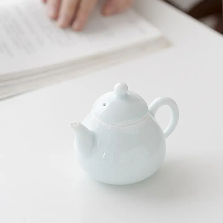 青瓷製の小型梨形ティーポット【フィルター付き・個人用・陶器製】