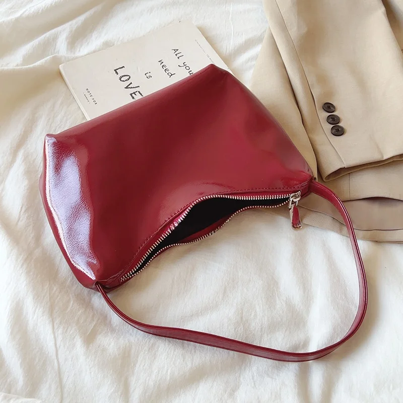 オフィスカジュアルに合うショルダーバッグは、どんなもの？ビンテージ風の艶面レッドショルダーバッグが解決するリアルな悩み
