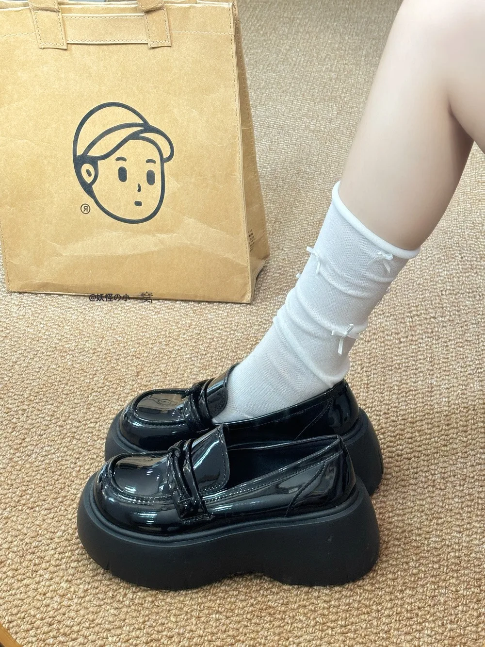足に合わない靴で足が痛くなるのはなぜ？丸いトゥの厚底ローファーが解決する日常の悩みとは