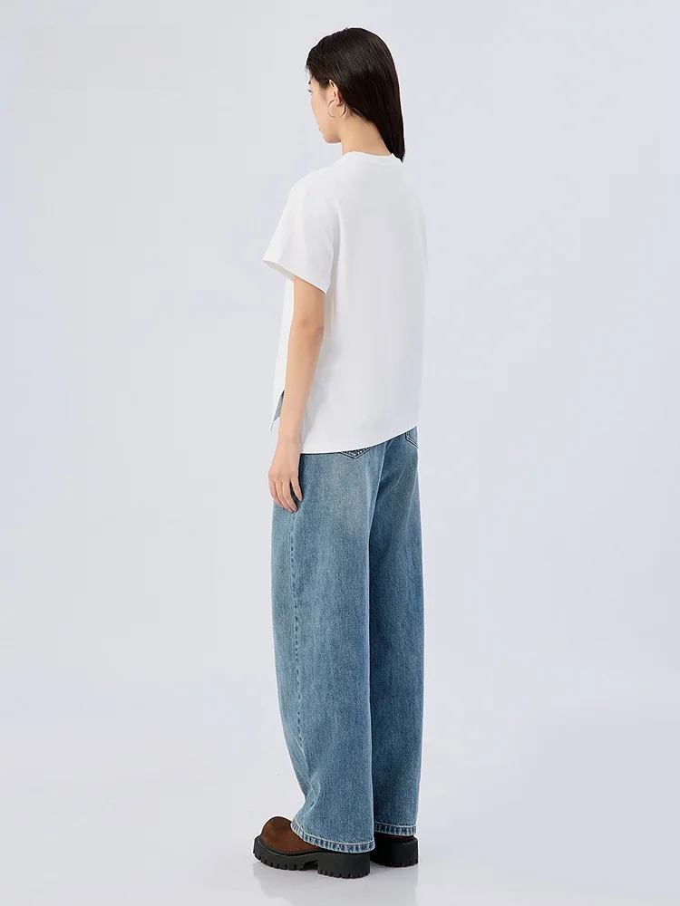 刺繍入りラウンドネックTシャツ：女性向けのシンプルで個性的な日常着