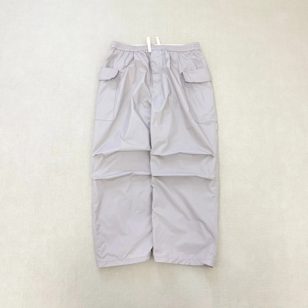 カーゴパンツの着こなしで迷うなら、この1本で解決できる？