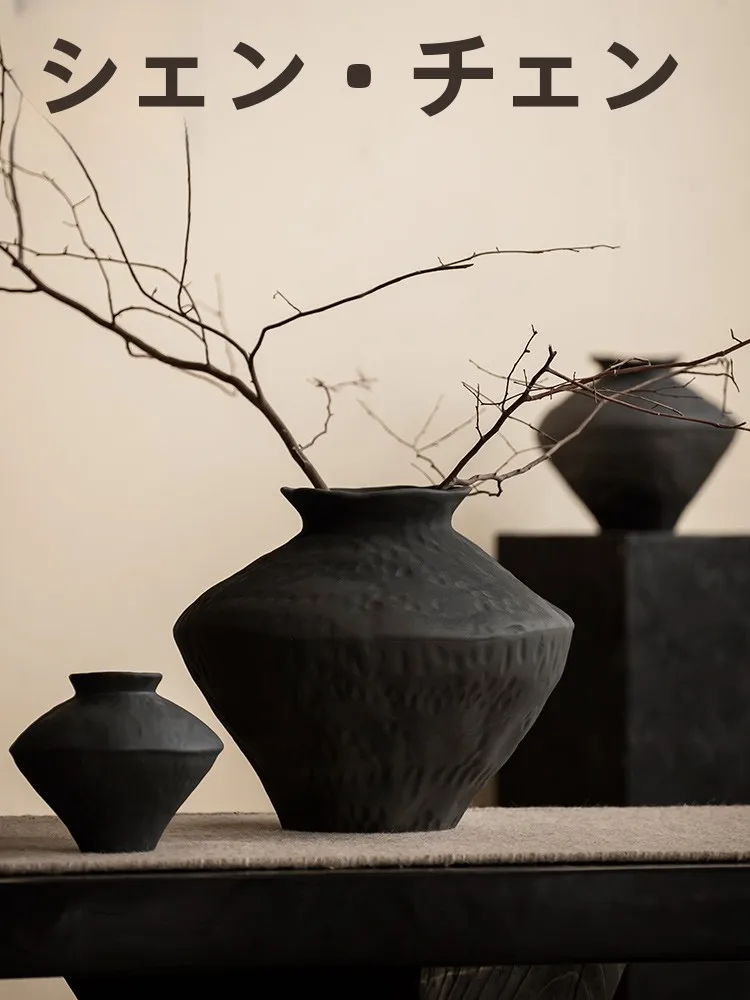 揃えるミニマリスト部屋づくりアイテム：黒い陶器の花瓶の禅意スタイルと設置特性