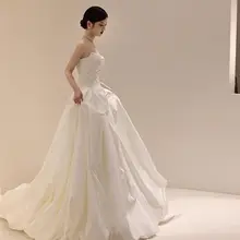 スリーブレス軽婚式用ウェディングドレス【白色サテン・フランス風・トレーン付き・シンプルデザイン】