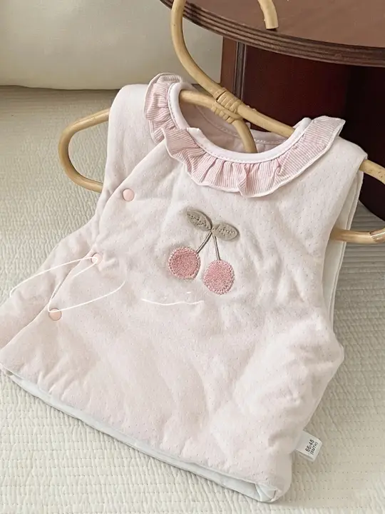 春秋用 ベビー 女の子用 軽量コットンベスト【刺繍チェリー・2色展開・薄手】
