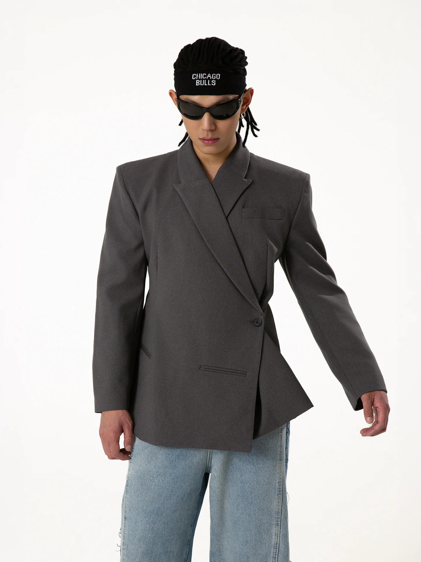 黒と灰色のウエストシェイプカジュアルスーツジャケット：シックな春・冬のコーデに最適な便服スタイル