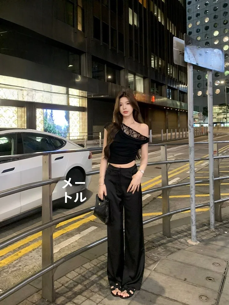 サテン仕立てのパンツ【ドレープ感・スリムデザイン・スーツスタイル】の着用感と選び方