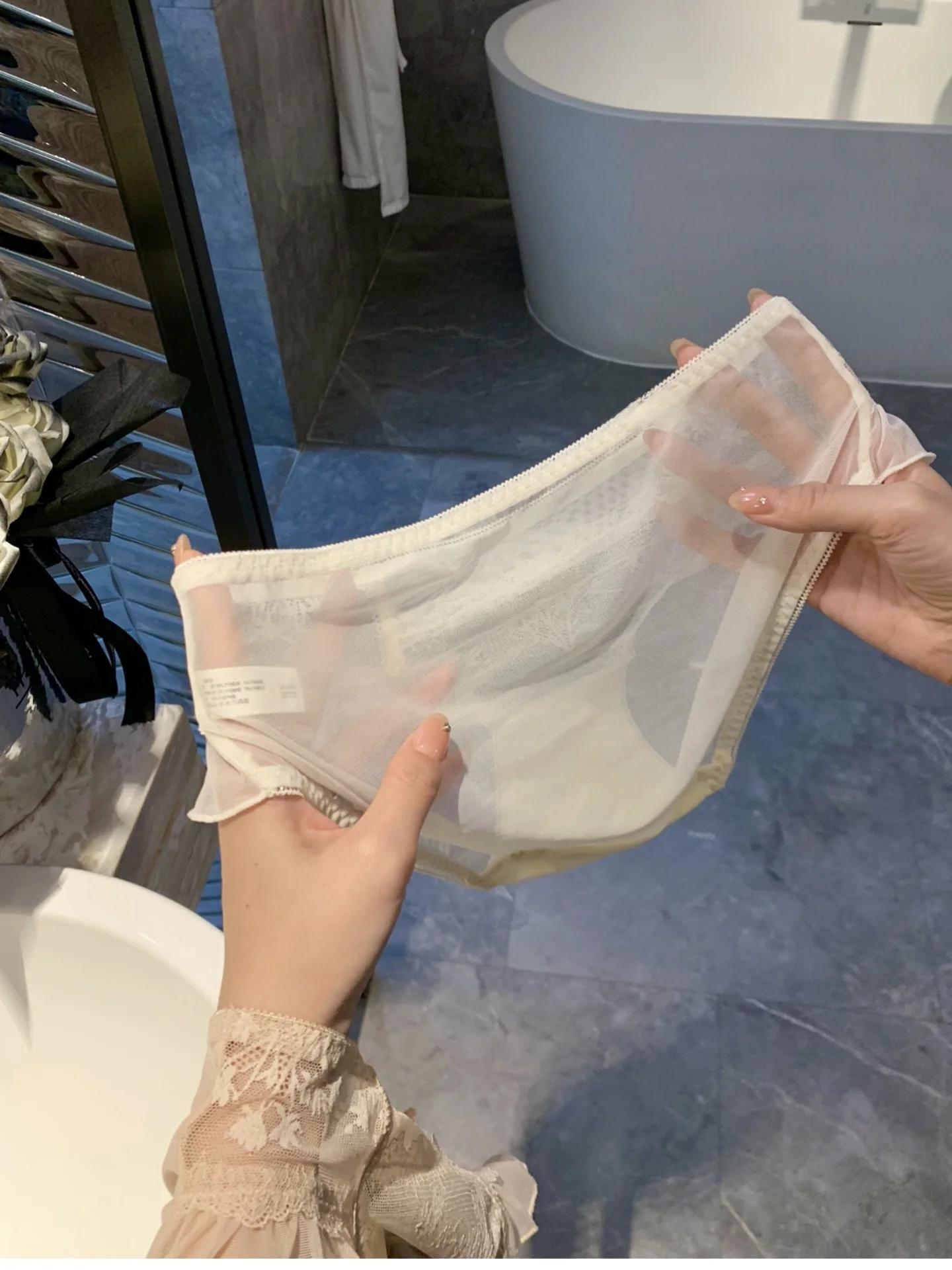 レースメッシュフリルショーツ：透け感と通気性を兼ね備えた女性向け低腰デザイン