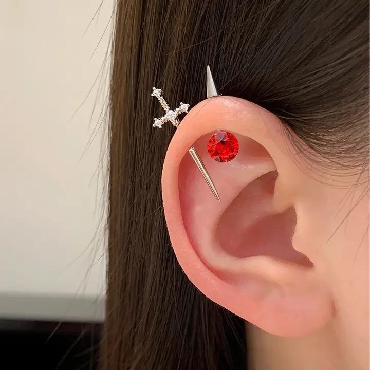 悪魔のスパイクチタン合金ピアス【華やか・高級感・耳輪】