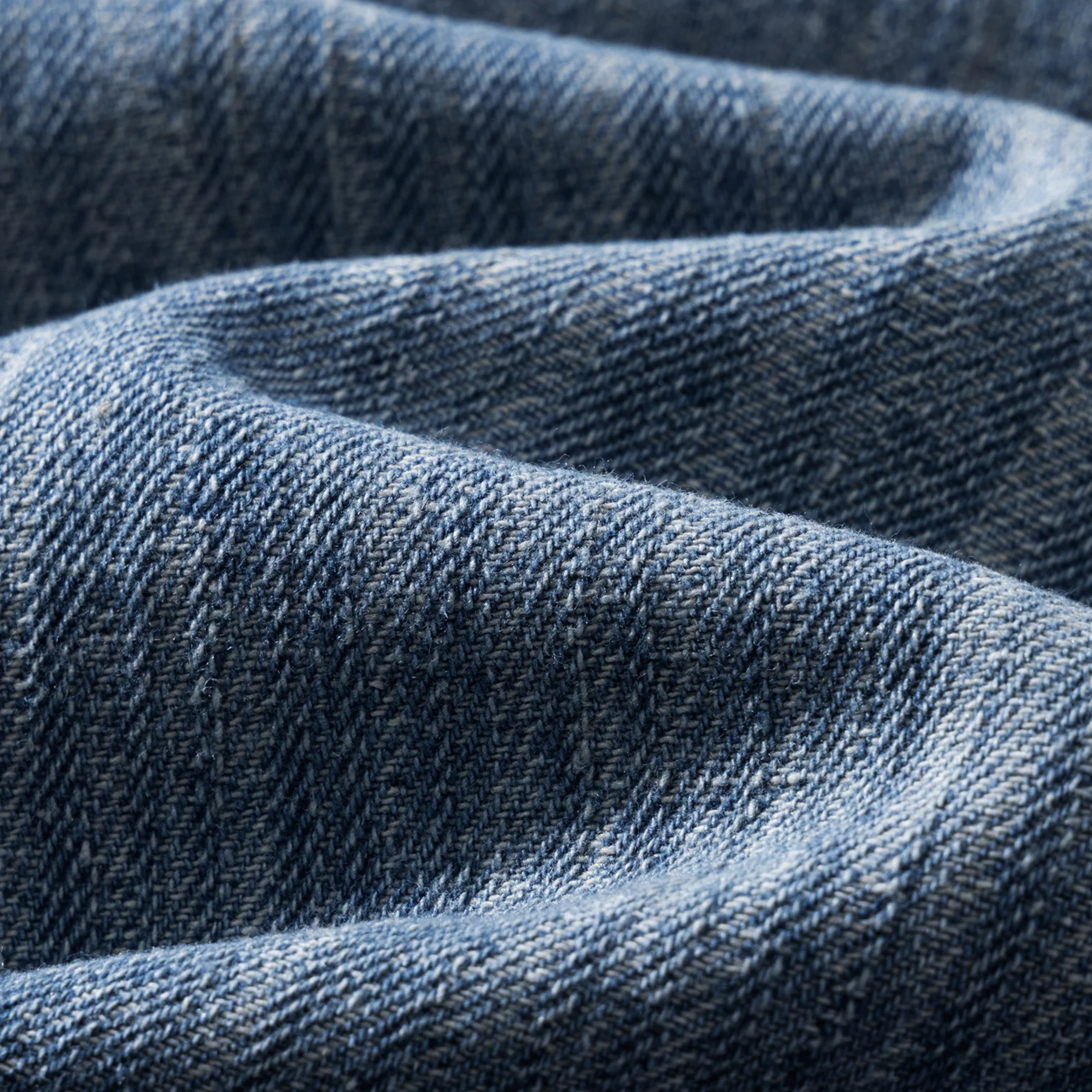 ジーンズ シャツイン メンズ で失敗しないスタイルは？ヴィンテージ風グラデーションデニムシャツが解決する理由
