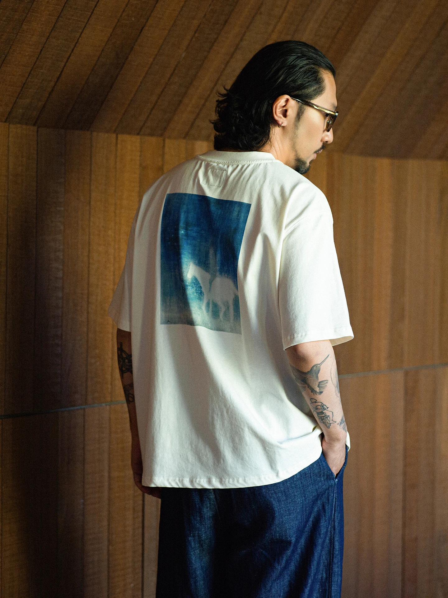 hard west に魅了されたら、この1枚が救う——白墨直噴の馬のTシャツはなぜ今、日本の日常に必要なのか？