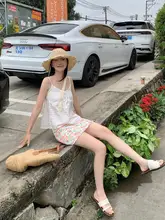 夏季リゾートスタイルのキャミソールと小花柄Aラインスカート（セットアップ対応）
