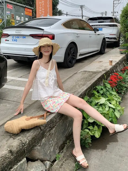 夏季リゾートスタイルのキャミソールと小花柄Aラインスカート（セットアップ対応）