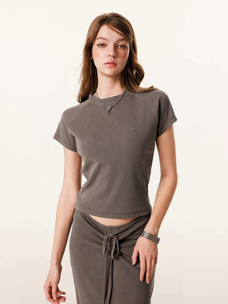 cropped t shirt はどんなときに着るべき？その選び方と組み合わせのコツを徹底解説