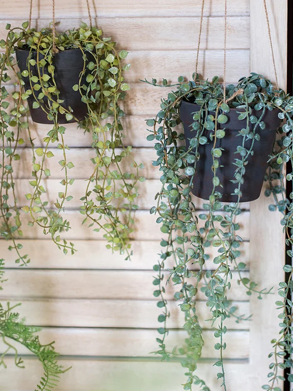 ウッドデッキに植える植物の目隠しとしてのフェイクフラワー鉢の選び方