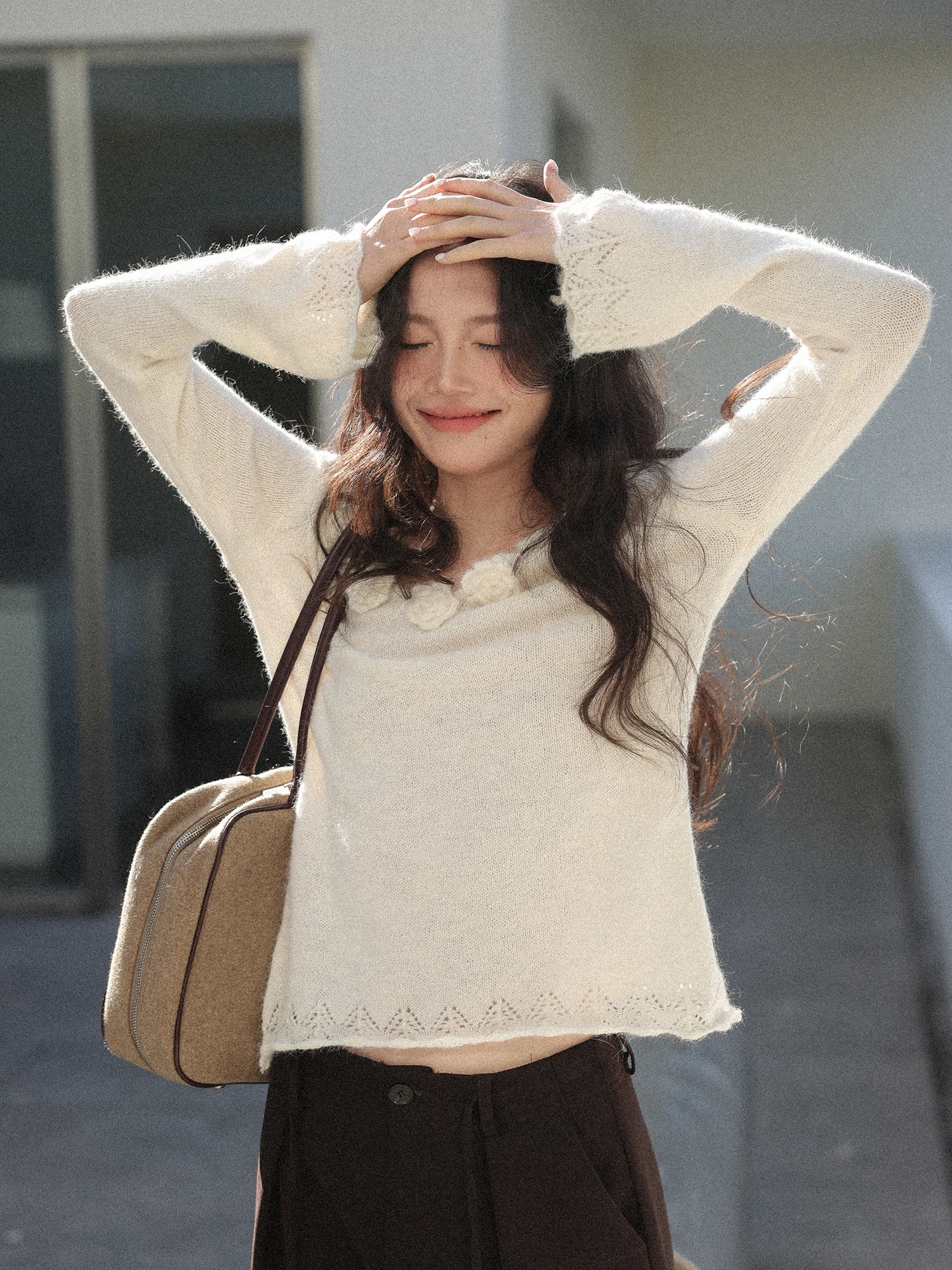 立体花柄ニットトップス：春用女性向けの浪漫風V領長袖ニットの実用性と着こなし
