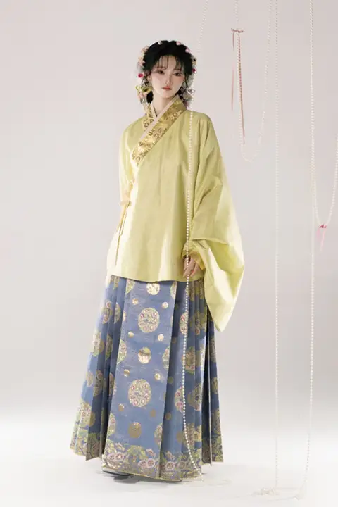 秋の光を感じる交領アウターとマ面スカートの着物スタイル【日常使い・国風・秋冬対応】（セットアップ対応）