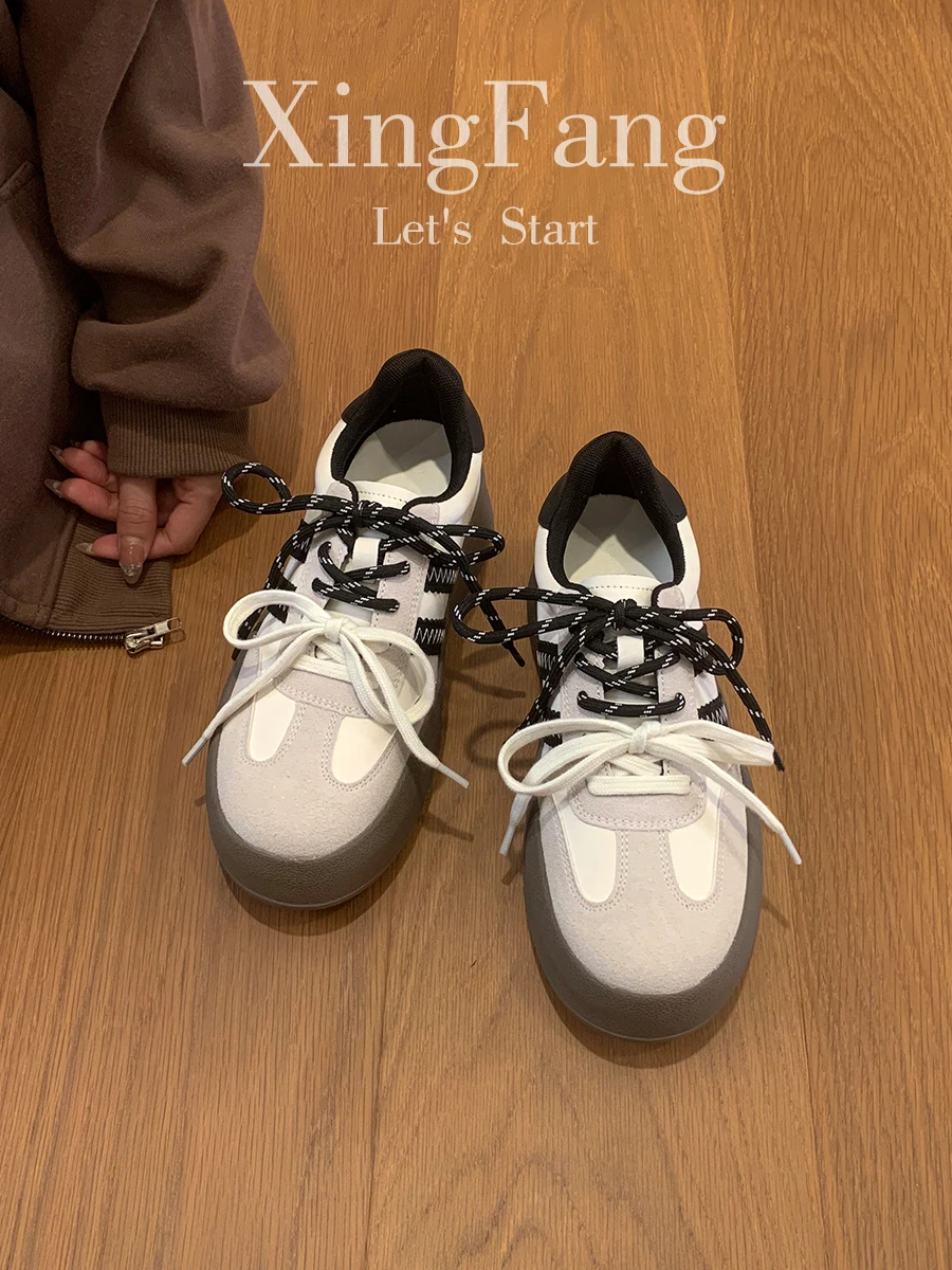 牛革製厚底トレーニングシューズ：ぺたんこシューズとしての歩きやすさと実用性