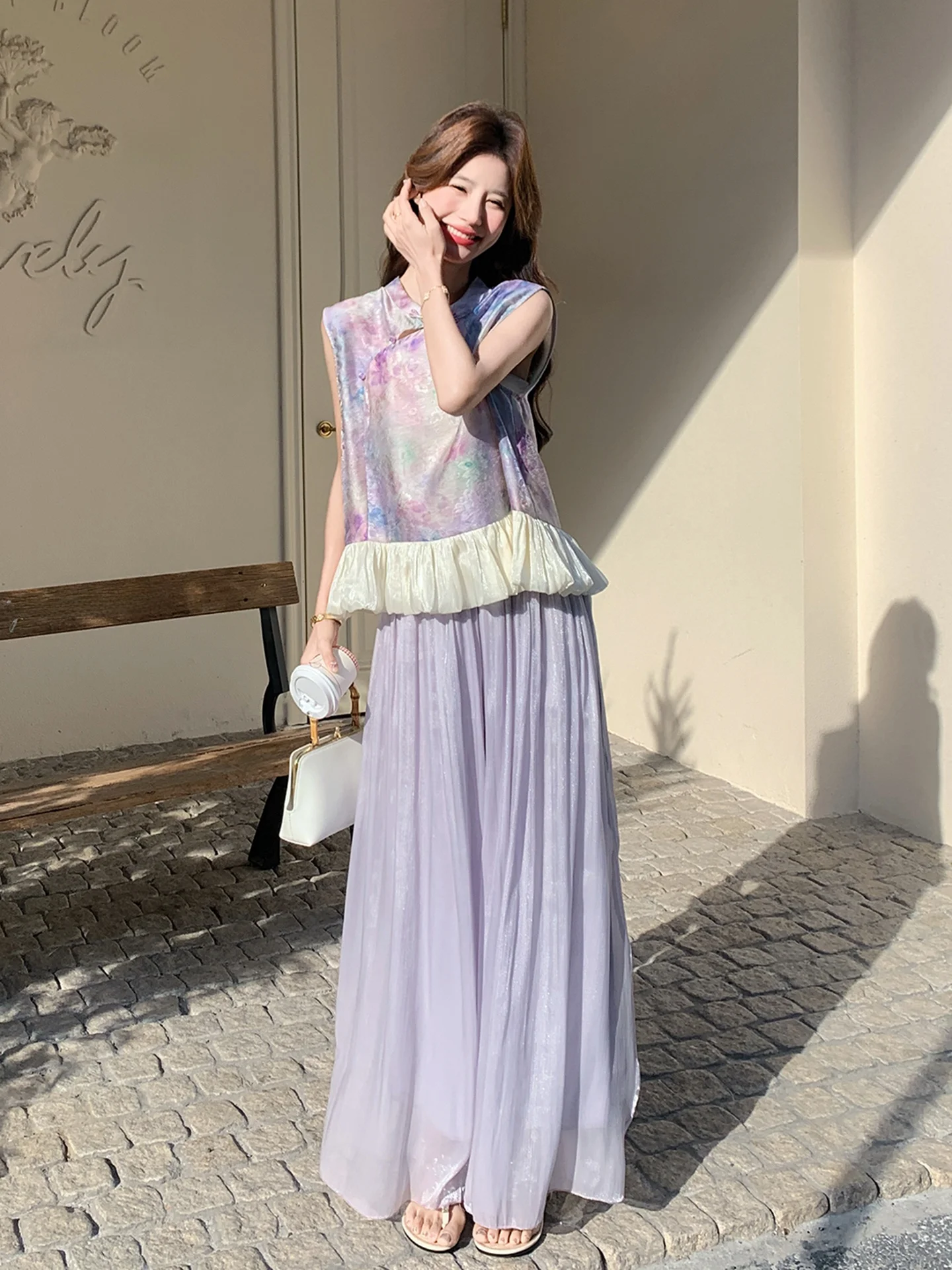 20代前半の女性が今、選ぶべき「花柄の紫系チュニックとワイドパンツ」は？
