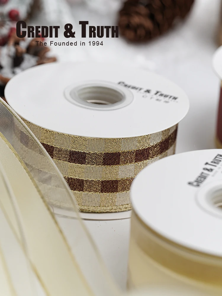 クリスマス用 松ぼっくり ディスプレイ：欧風クラシックデザインで季節の雰囲気を演出