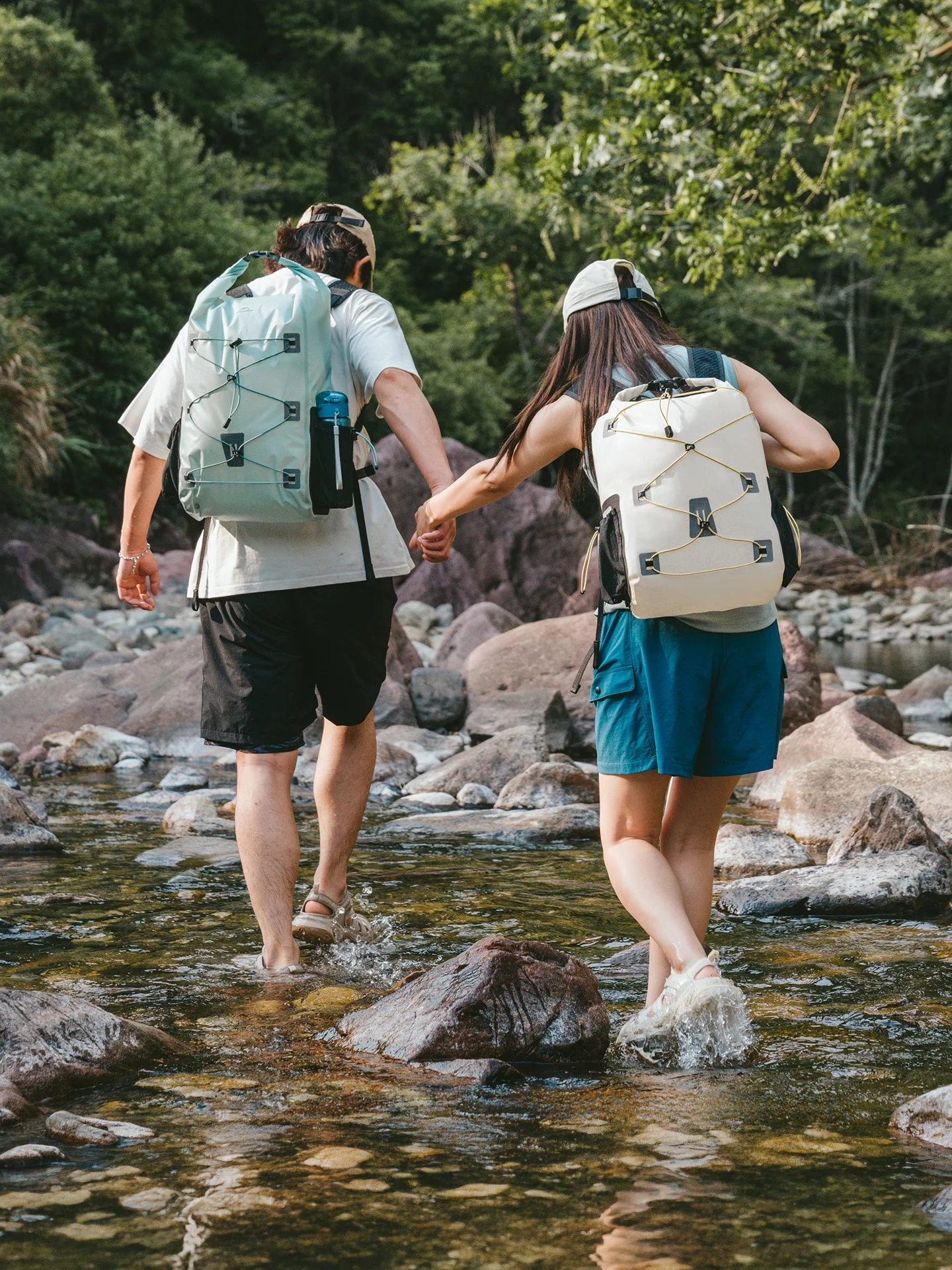 登山  で水が漏れないバックパックは、本当に存在するのか？