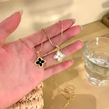 シンプルな黒白リバーシブル四つ葉の花ネックレス【重ね付け対応】