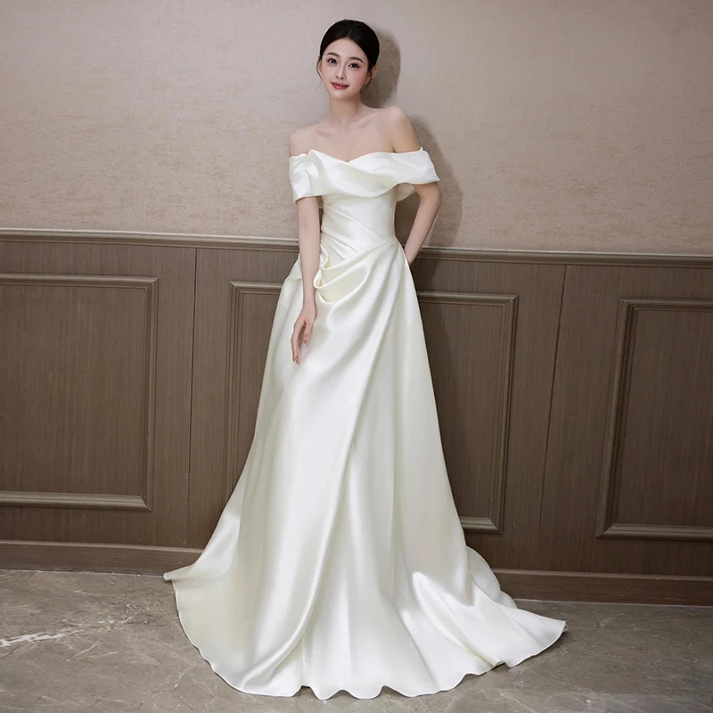 シンプルで上品なデザイン！オフショルダーサテン風軽婚礼衣装【トレイン付き・ウェディング用】